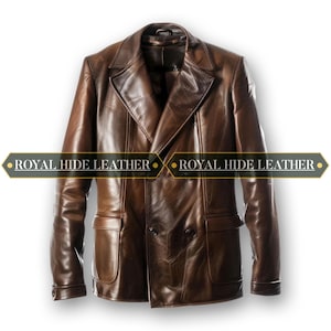 Könnte beinhalten: Braune Lederjacke mit zweireihigem Design. Die Jacke hat ein fallendes Revers, zwei Vordertaschen und eine klassische Silhouette. Der Text "ROYAL HIDE LEATHER" wird auf dem Bild angezeigt.