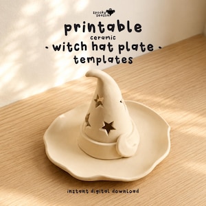 Könnte beinhalten: Ein beigefarbener Keramikteller in Form eines Hexenhutes mit sternförmigen Ausschnitten auf einer runden Basis mit gewelltem Rand. Der Text lautet: spooky season, printable ceramic witch hat plate templates, instant digital download.