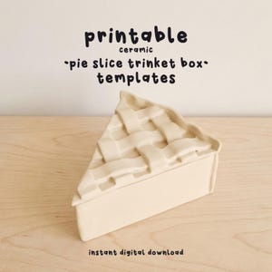 Puede incluir: Plantilla de caja de baratijas de cerámica en forma de porción de pastel de color beige claro. La parte superior de la caja tiene un diseño de enrejado. El texto "printable ceramic - pie slice trinket box - templates" y "instant digital download" es visible.