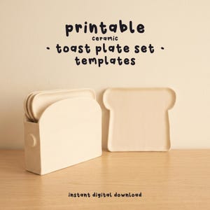 Può includere: Un set di piatti in ceramica a forma di toast con un supporto abbinato. Il set include piatti a forma di fette di toast. Il testo sull'immagine recita "printable ceramic toast plate set templates" e "instant digital download".