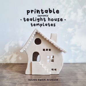 Op de afbeelding: Een crèmekleurig keramisch theelichthuisje met een schoorsteen, ramen en een ronde opening. De tekst "printable ceramic - tealight house - templates" staat bovenaan en "instant digital download" onderaan.