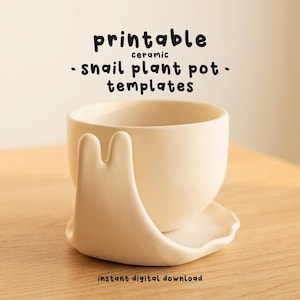 Könnte beinhalten: Ein cremefarbener Keramik-Pflanztopf in Schneckenform mit einer abgerundeten Schale und einem flachen Boden, der sich zu einer Schneckenkopf-Silhouette erstreckt. Der Text oben lautet printable ceramic snail plant pot templates und unten instant digital download.