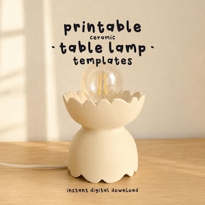 Op de afbeelding: Een crèmekleurige keramische tafellamp met een geschulpt randontwerp en een heldere glazen gloeilamp. De tekst "printable ceramic table lamp templates" en "instant digital download" staat in zwarte letters boven en onder de lamp.