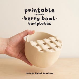 Può includere: Un modello di ciotola per bacche in ceramica beige con un motivo a griglia su un lato. Il testo "printable ceramic berry bowl templates" è visualizzato sopra la ciotola. Le parole "instant digital download" sono sotto.