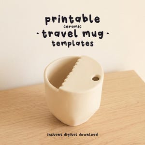 Könnte beinhalten: Ein matter, cremeweißer Reisebecher aus Keramik mit einem einzigartigen gewellten Rand entlang der oberen Öffnung und einem kleinen runden Loch zum Trinken. Der Text oben lautet printable ceramic travel mug templates und unten instant digital download.