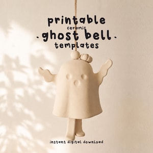 Può includere: Una campanella a forma di fantasma in ceramica beige con una piccola zucca sulla sommità, appesa a uno spago. Il testo recita: printable ceramic ghost bell templates, instant digital download. Il fantasma ha due occhi e una bocca.
