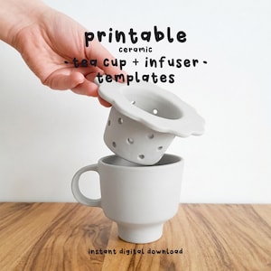 Könnte beinhalten: Eine hellgraue Keramik-Teetasse mit passendem Infuser, der über der Tasse gehalten wird. Der Infuser hat einen blütenförmigen Rand und eine perforierte Schüssel. Der Text "printable ceramic tea cup + infuser templates" ist sichtbar. Die Worte "instant digital download" sind ebenfalls sichtbar.