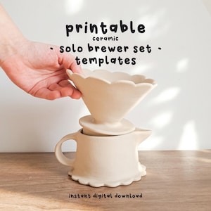 Peut inclure: Un ensemble de cafetière solo en céramique beige avec un bord festonné. L'ensemble comprend un porte-filtre en forme de cône et une carafe avec une poignée. Le texte sur l'image indique "printable ceramic solo brewer set - templates" et "instant digital download."