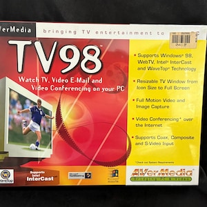Könnte beinhalten: AVerMedia TV98-Box. Die Box ist rot, gelb und weiß, mit den Worten "TV98" in großen weißen Buchstaben. Die Box wirbt mit Fernsehen, Video-E-Mail und Videokonferenzen auf Ihrem PC. Sie unterstützt Windows 98 und weitere Technologien.