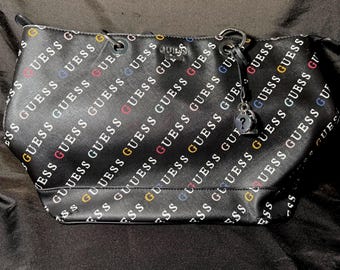 Vintage-geïnspireerde GUESS-draagtas met zwart logo, veelkleurige print en slotbedel
