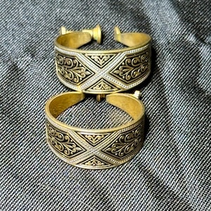 Vintage Damascene Gold Tone Large Circle Screw Back Earrings – Classic Mid-Century 1950’s Era Jewelry