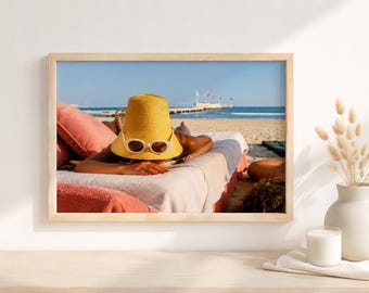 Impressão Yellow Hat Beach, Arte de Parede Costeira, Pôster de Verão Europeu, Decoração de Clube de Praia, Estética de Férias Moderna, Fotografia de Praia em Tons Neutros