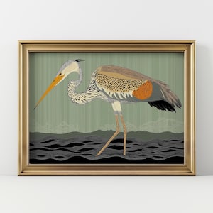 Op de afbeelding: Ingelijste kunstdruk met een gedetailleerde illustratie van een reiger. De vogel heeft een lange gele snavel, een gespikkelde nek en bruine en oranje vleugels. De achtergrond is een gedempt groen.