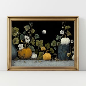 Op de afbeelding: Een ingelijste kunstdruk met een stilleven met pompoenen, kalebassen en gebladerte tegen een zwarte achtergrond. De pompoenen zijn in verschillende maten en kleuren, met wijnstokken en witte bloemen. Een volle maan staat aan de hemel.