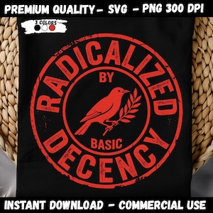Pode incluir: Camiseta preta com um gráfico vermelho desgastado. O gráfico apresenta um pássaro segurando um ramo dentro de um círculo, com as palavras "RADICALIZED BY BASIC DECENCY". A camiseta é um download digital.