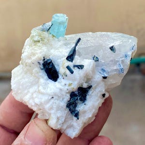 Cúmulo de albita, cuarzo, turmalina y aguamarina de 885 quilates: muestra mineral natural de Pakistán