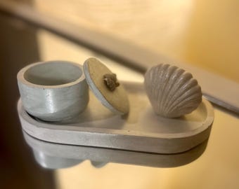 Juego de bandeja y tarro de hormigón hecho a mano con detalles de conchas marinas