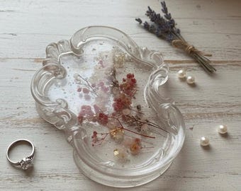 Plato de resina floral artesanal: un joyero decorativo único