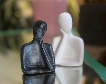 Estatua de Pensador Abstracto: Esculturas de resina en blanco y negro - Decoración moderna para el hogar