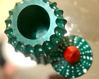 Tarro o caja de baratijas con tapa en forma de cactus verde pintado a mano