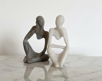 Almas Conectadas / Conjunto de Esculturas Abstractas – Figuras Minimalistas de Resina y Cera