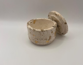 Tarro de hormigón con tapa y pan de oro: joyero artesanal