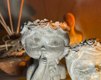 Vela y macetero de hormigón "Chica Susurrante" - Vela de cera de abejas vertida a mano, decoración reutilizable para el hogar