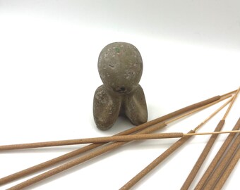 Figura de hormigón hecha a mano para portar incienso / Decoración minimalista zen brutalista / Quemador de incienso escultural con recogedor de cenizas