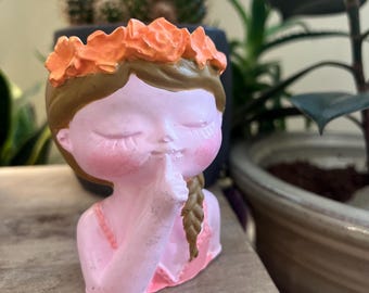 Maceta de hormigón pintada a mano con forma de niña: decoración floral con forma de corona