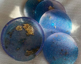 Juego de posavasos de resina con soporte – Estilo geoda azul y dorado (5 piezas)