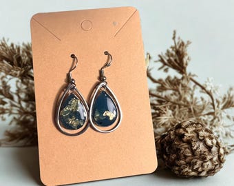 Pendientes colgantes de resina personalizables hechos a mano / Joyería botánica con flores prensadas y láminas de oro