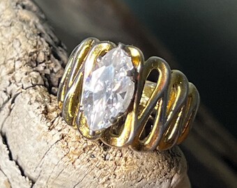 Vintage Wavy Gold-Tone Marquise Solitaire Ring – Sculptural Wave Band – Romantic Statement Ring