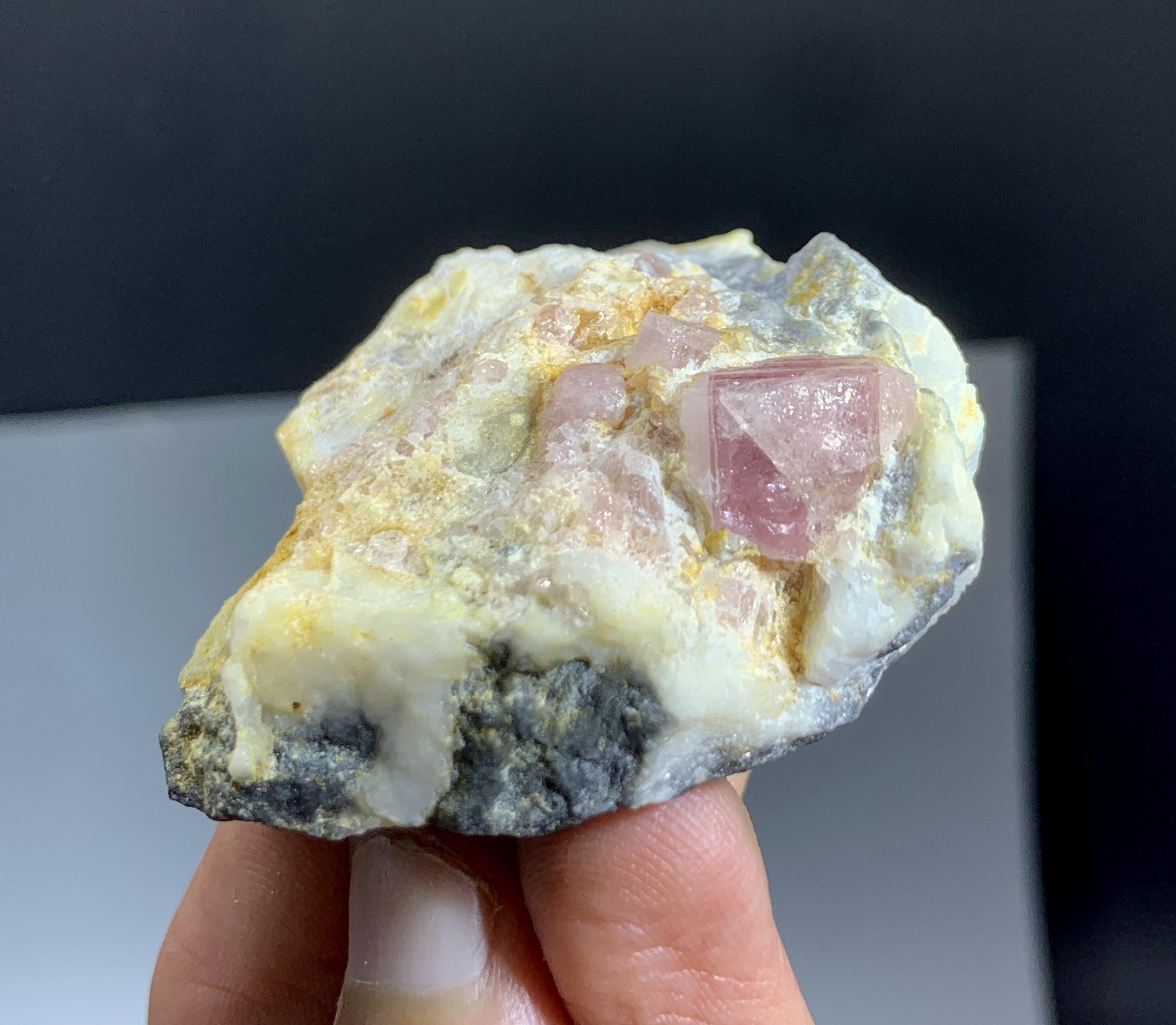 パキスタンのカトラン渓谷産、母岩標本に載せられた天然ピンクトパーズ