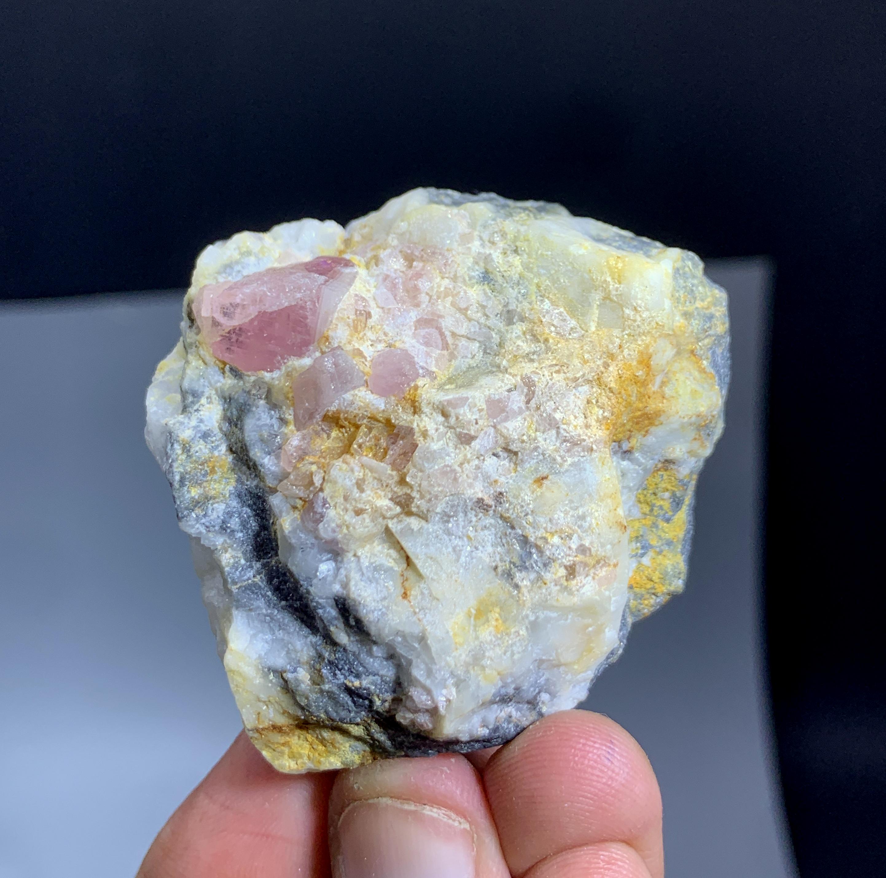 パキスタン カトラン産 母岩付きピンクトパーズ ピンクトパーズ(パキスタン産) パキスタン カトラン産 母岩付きピンク