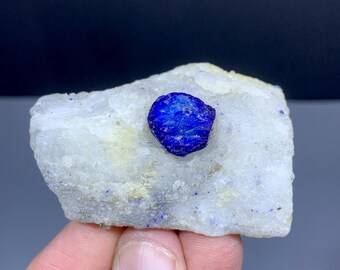 美しく、よく終端されたロイヤルブルーのラズライト結晶（マトリックス