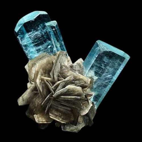 パキスタンのカトラン渓谷産、母岩標本に載せられた天然ピンク