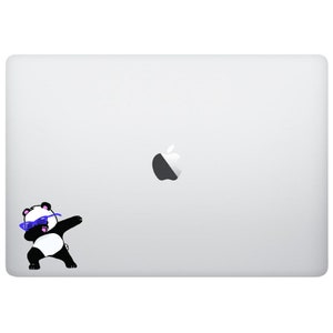 Puede incluir: Un portátil blanco con un logotipo de Apple blanco y negro y una pegatina de un panda blanco y negro con gafas de sol azules haciendo el dab.