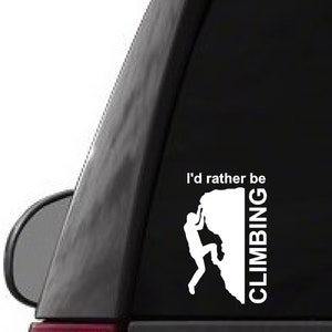 Puede incluir: Calcomanía de vinilo blanco que muestra un escalador en una pared de roca con el texto "I'd rather be CLIMBING". La calcomanía está aplicada a una ventana de vehículo negra, mostrando la pasión por la escalada.