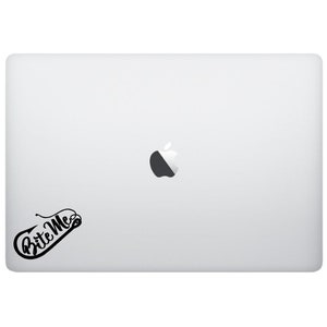 Puede incluir: Un portátil blanco con un logotipo de Apple negro y una pegatina de vinilo negro que dice "Bite Me" con un diseño de anzuelo de pesca.
