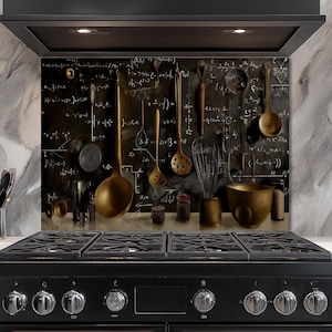 Peut inclure: Un fond de crédence de cuisine noir et or avec des ustensiles de cuisine suspendus sur un fond de style tableau noir rempli d'équations. L'image comprend une cuisinière noire, une hotte aspirante et un mur à motifs de marbre.