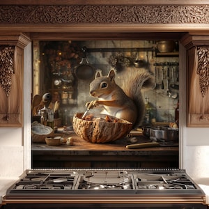 Op de afbeelding: Een fornuis met een decoratieve houten afzuigkap en een ingelijste afbeelding van een eekhoorn die eten bereidt in een rustieke keuken. Het fornuis heeft zwarte branders en goudkleurige knoppen. De afbeelding is een grillige weergave van een gezellige kookscène.