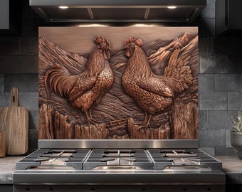 Può includere: Un paraschizzi da cucina color rame con due sculture dettagliate di galli. I galli sono su una base di legno contro uno sfondo di montagne. Il paraschizzi è installato sopra un piano cottura a gas in acciaio inossidabile.