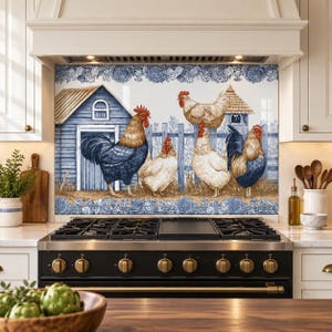 Achterwand met kippen- en haanmotief, spatwand van gehard glas in boerderijstijl, blauw-witte landelijke keukeninrichting, op maat gemaakt paneel voor het fornuis