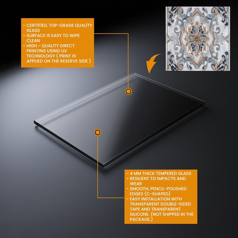 K&ouml;nnte beinhalten: Ein rechteckiges, klares Glaspaneel mit einem dekorativen Fliesenmuster in der oberen rechten Ecke. Das Glas ist 4 mm dick, geh&auml;rtet und hat bleistiftpolierte Kanten. Text auf dem Bild beschreibt das Glas als leicht zu reinigen und widerstandsf&auml;hig.
