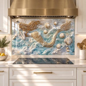 Puede incluir: Un panel decorativo para salpicadero de cocina que presenta un relieve tridimensional de una sirena con cabello largo y fluido y una cola texturizada, rodeada de conchas marinas esculpidas y olas oceánicas en tonos blanco, azul y dorado.