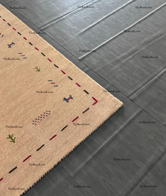 ハンドメイドウールギャッベラグ：ベージュの幾何学模様の木のデザイン