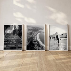 Pode incluir: Três fotografias emolduradas em preto e branco. A primeira mostra uma escadaria com texto. A segunda retrata uma vista de uma cidade costeira. A terceira captura uma pessoa chutando uma bola na praia.