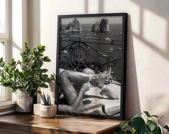 Capri Italië digitale print, zwart-wit vintage reisfotografie van vrouw, kunst aan de muur mediterrane kust, glamoureus Italiaans decor