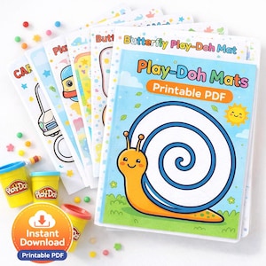 Può includere: Un set di tappetini Play-Doh con illustrazioni colorate, tra cui una lumaca e un'auto. I tappetini presentano la scritta "Play-Doh Mats" e "Printable PDF". Sono visibili anche piccoli contenitori di Play-Doh e decorazioni colorate.