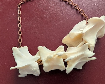 Bransoletka z motywem teksańskiej masakry piłą mechaniczną i autostopowicza.